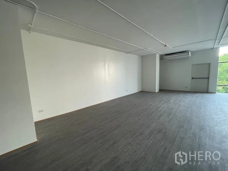 Office Space for rent in Bang Rak, Bangkok - Long blank wall within the open-plan layout, ideal for future meeting rooms.