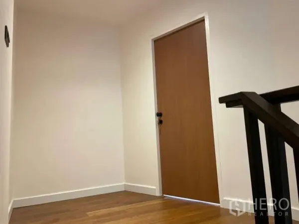 สำนักงานที่บ้าน ให้เช่าในWatthana, Bangkok - โถงชั้นบนมีประตูไม้และราวบันได.