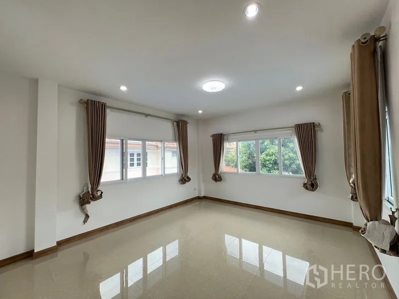 บ้าน ขายในMin Buri, Bangkok - ห้องนอนมุมกว้าง มีหน้าต่างหลายด้านพร้อมผ้าม่าน