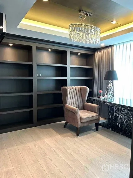 คอนโด ขายในWatthana, Bangkok - ห้องทำงานหรือมุมอ่านหนังสือ พร้อมชั้นบิวท์อิน โคมระย้า และเก้าอี้อาร์มแชร์
