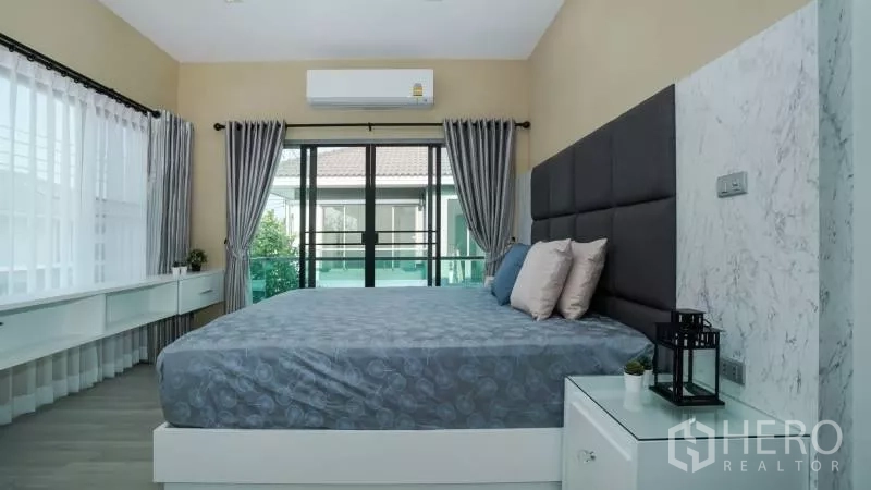 บ้าน ขายในLat Krabang, Bangkok - ห้องนอนใหญ่เชื่อมต่อระเบียง มีหน้าต่างกว้าง ผ้าม่าน และเครื่องปรับอากาศ