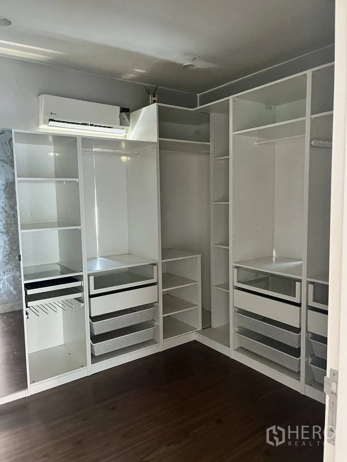 บ้าน ให้เช่าหรือขายในLam Luk Ka, Pathum Thani - ห้องแต่งตัววอล์กอิน บิลต์อินชั้นและลิ้นชักสีขาว