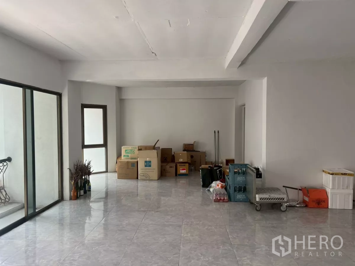 零售空间 出租在Pathum Wan, Bangkok - 靠阳台的前区，推拉门与光亮地面上放置物品