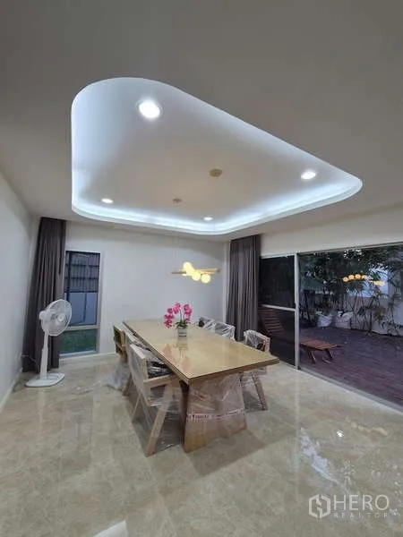 独立式住宅 出租在Bang Kruai, Nonthaburi - 餐厅带造型吊顶与推拉门直通露台。
