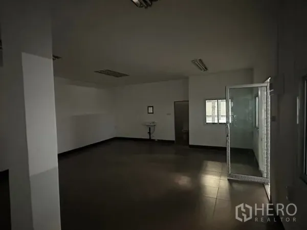 货栈 出租在Khan Na Yao, Bangkok - 仓内办公房，玻璃门、瓷砖地与洗手盆。