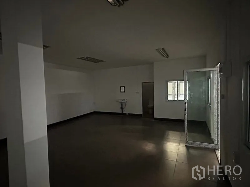 货栈 出租在Khan Na Yao, Bangkok - 仓内办公房，玻璃门、瓷砖地与洗手盆。