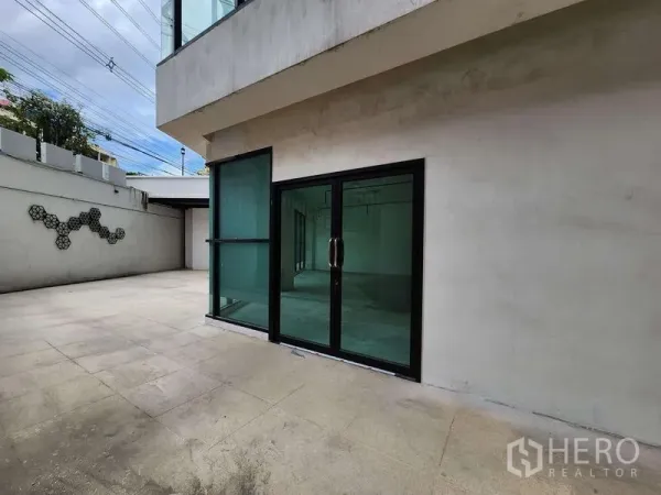 พื้นที่ขายปลีก ให้เช่าในSathon, Bangkok - ลานด้านหน้าปูพื้นกว้าง พร้อมประตูกระจกกรอบดำทางเข้า