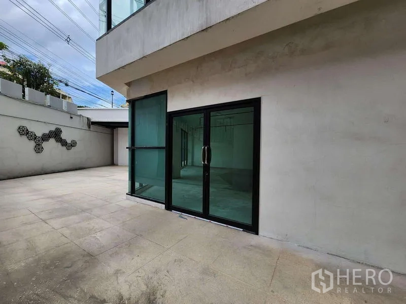 พื้นที่ขายปลีก ให้เช่าในSathon, Bangkok - ลานด้านหน้าปูพื้นกว้าง พร้อมประตูกระจกกรอบดำทางเข้า