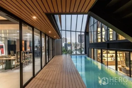 สำนักงานที่บ้าน ขายในKhlong Toei, Bangkok - ทางเดินริมสระพร้อมผนังกระจกเต็มบาน มองเห็นวิวเมืองยามค่ำ