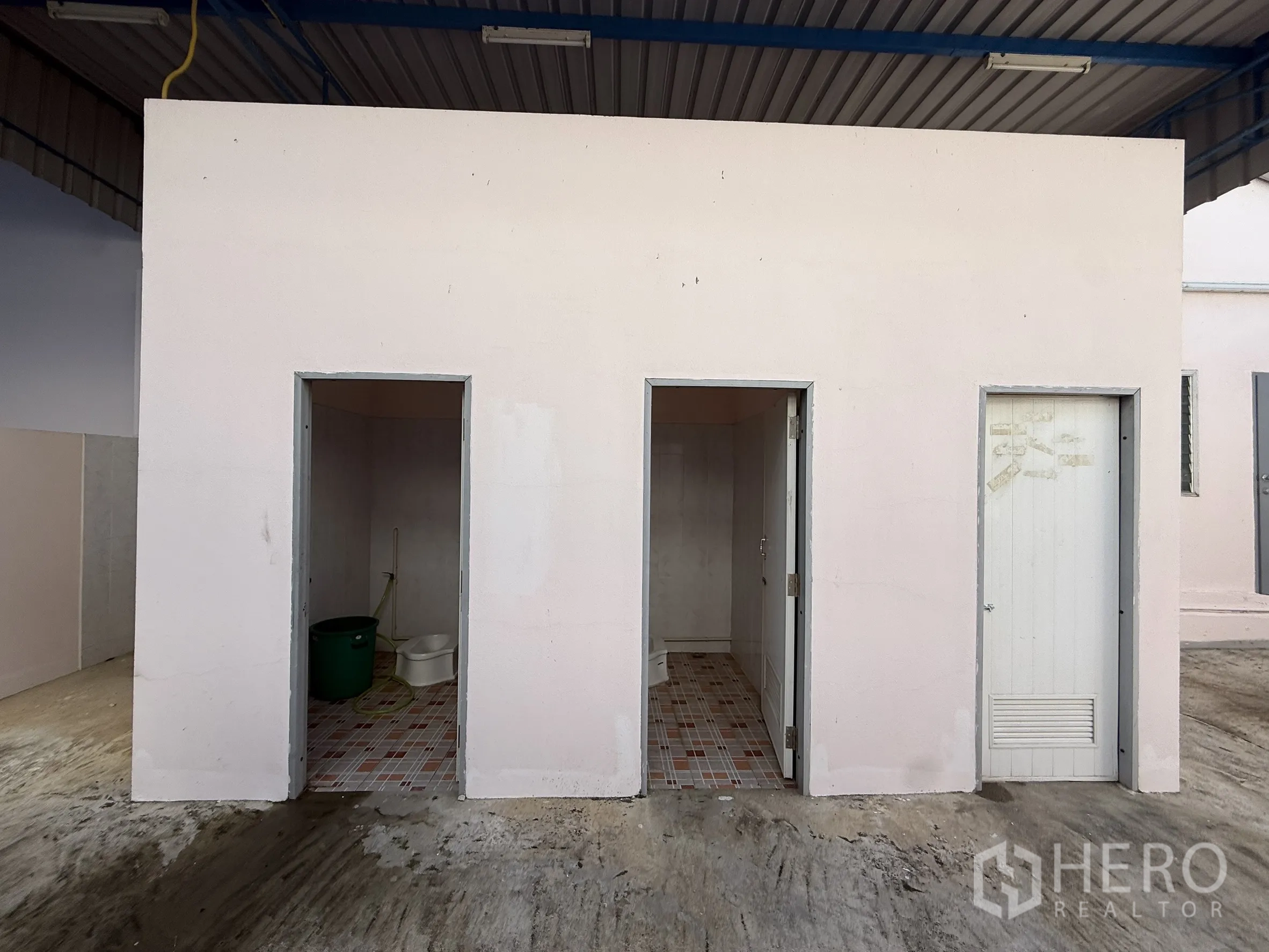 Warehouse for rent or sale in Bang Bo, Samut Prakan - Separate warehouse restroom block with squat toilets and storage room.