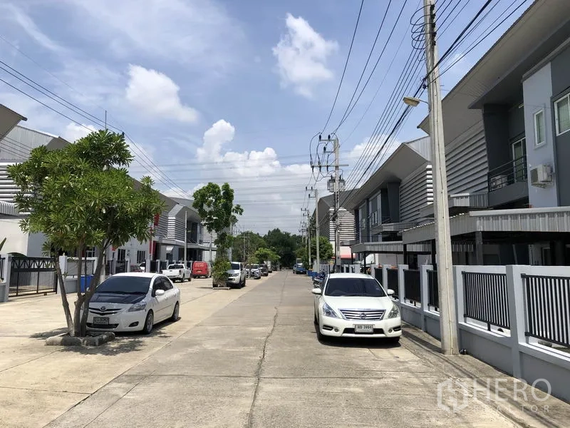工厂 出租在Lam Luk Ka, Pathum Thani - 维护良好的工业社区道路，两侧为现代仓厂。