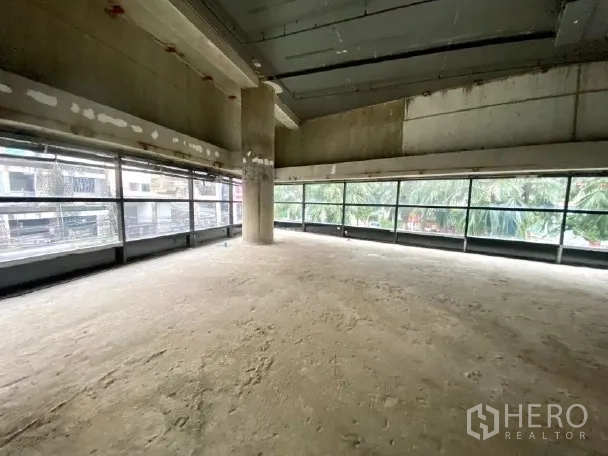 พื้นที่ขายปลีก ให้เช่า - ภายในกว้างโปร่ง พื้นคอนกรีต มีเสากลางและกระจกบานยาวรอบด้านรับแสงธรรมชาติ