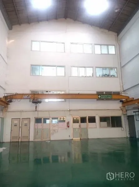 โรงงาน ขายในKhlong Luang, Pathum Thani - ฮอลล์ผลิตเพดานสูง มีเครนรางและพื้นอีพ็อกซี่.