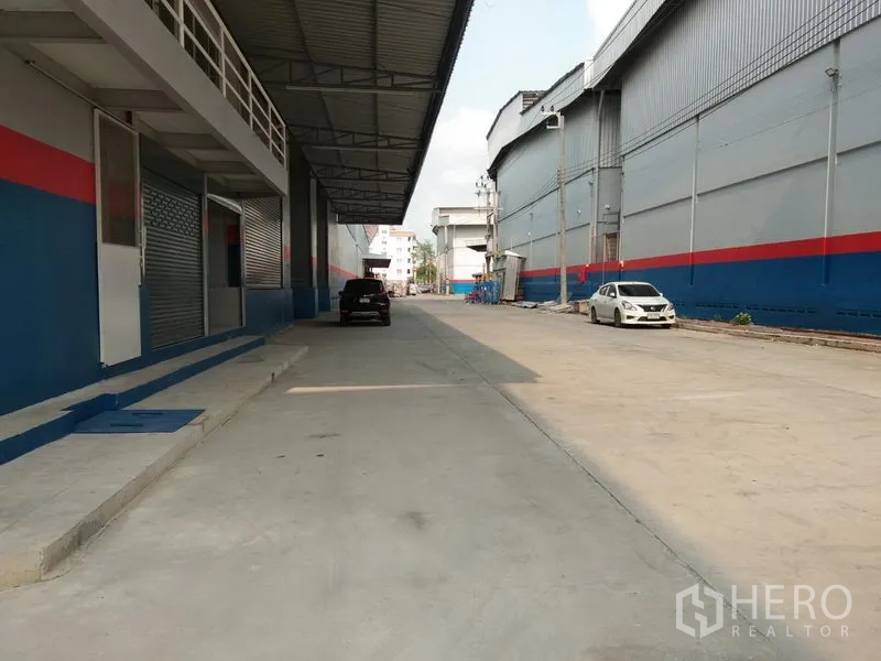 คลังสินค้า ให้เช่าในBang Phli, Samut Prakan - ช่องโหลดสินค้าพร้อมกันสาดและทางวิ่งภายนอก มีพื้นที่กลับรถบรรทุกสะดวก