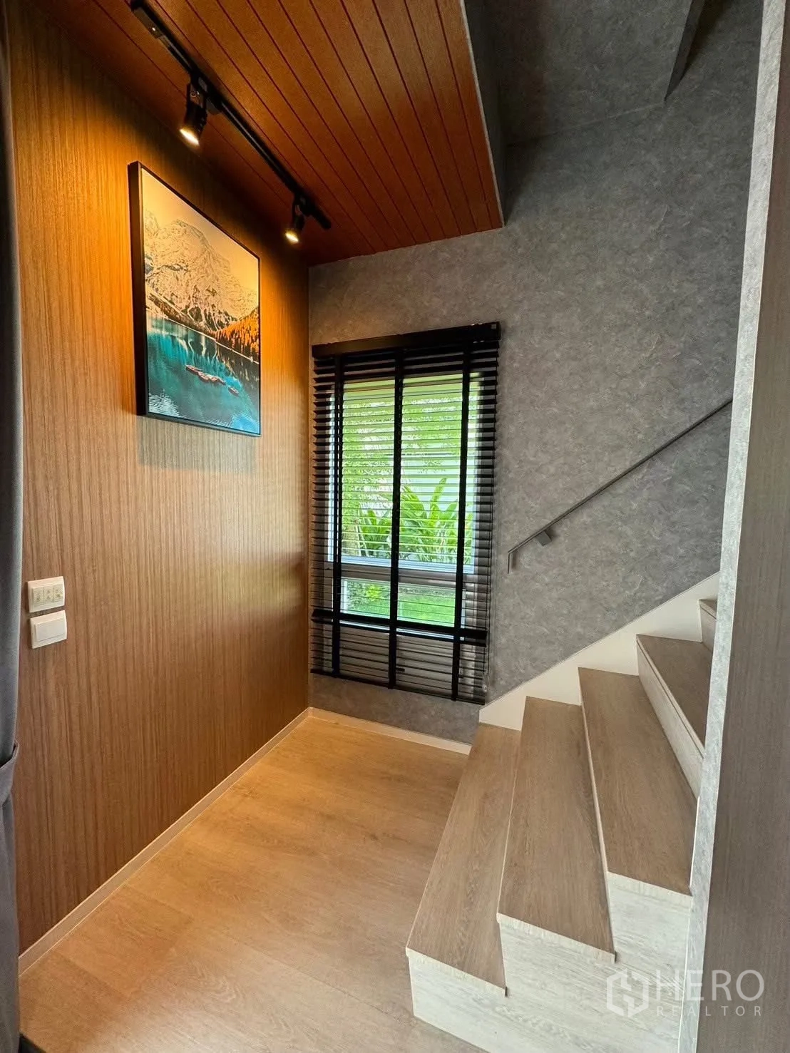 独栋房屋 for rent in Prawet, Bangkok - 餐厅视角可见楼梯与吧台，吊灯点缀。