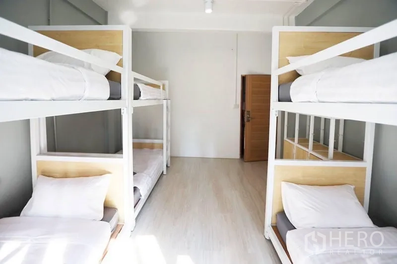 อาคารพาณิชย์ ให้เช่าในKhlong Toei, Bangkok - ห้องพักรวมรับแสงธรรมชาติ เตียงสองชั้นสีขาวและพื้นลายไม้สว่าง