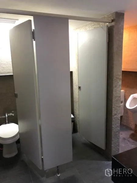 สำนักงาน ให้เช่าในWatthana, Bangkok - ห้องน้ำปูกระเบื้องพร้อมห้องส้วมแยกและโถปัสสาวะในอาคารสำนักงาน