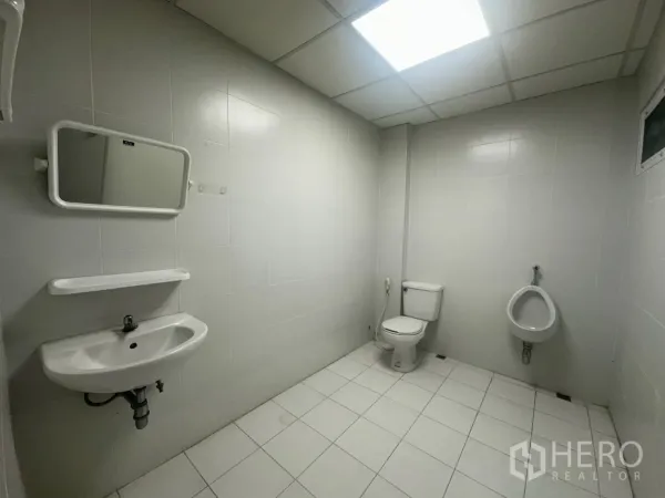 พื้นที่ขายปลีก ให้เช่า - ห้องน้ำส่วนตัวปูกระเบื้อง พร้อมอ่างล้างมือ กระจก ชักโครก และโถปัสสาวะ