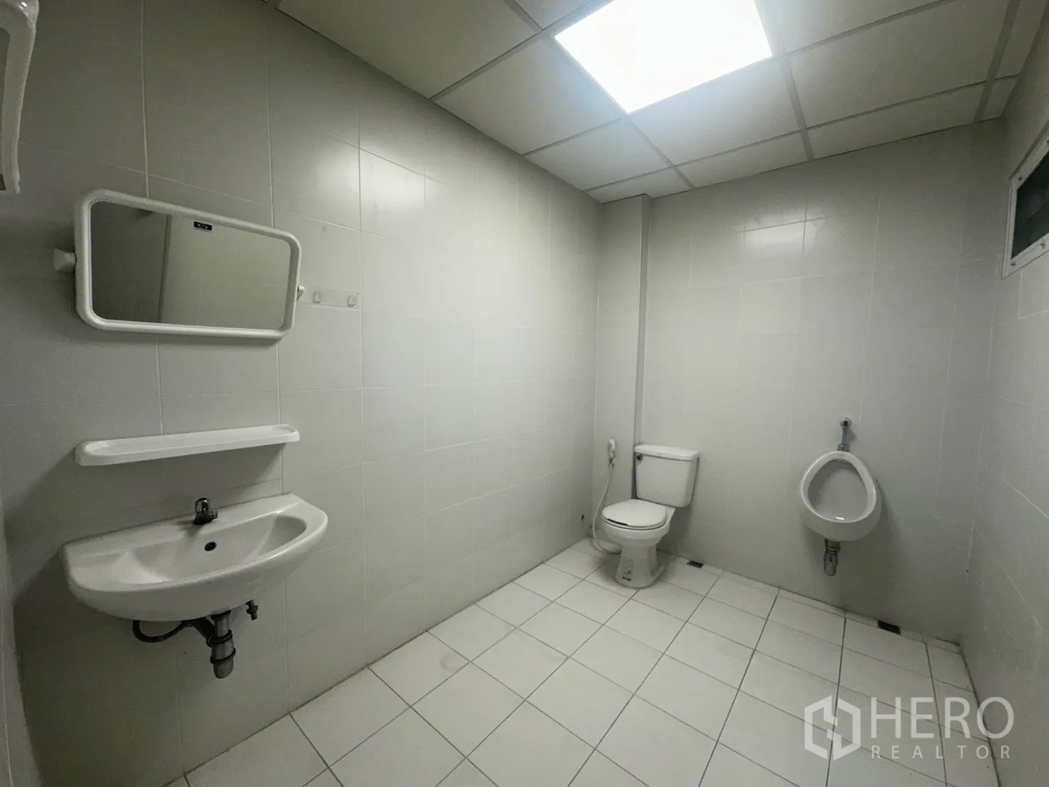 พื้นที่ขายปลีก ให้เช่า - ห้องน้ำส่วนตัวปูกระเบื้อง พร้อมอ่างล้างมือ กระจก ชักโครก และโถปัสสาวะ