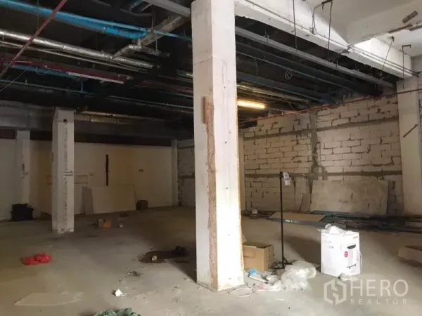 零售空间 出租在Khlong Toei, Bangkok - 未装修的零售空间，开放式混凝土地面，裸露的天花管线与立柱，位于曼谷。