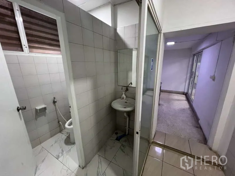 店屋 出租或出售在Khlong Toei, Bangkok - 卫生间走道，独立隔间与洗手盆。