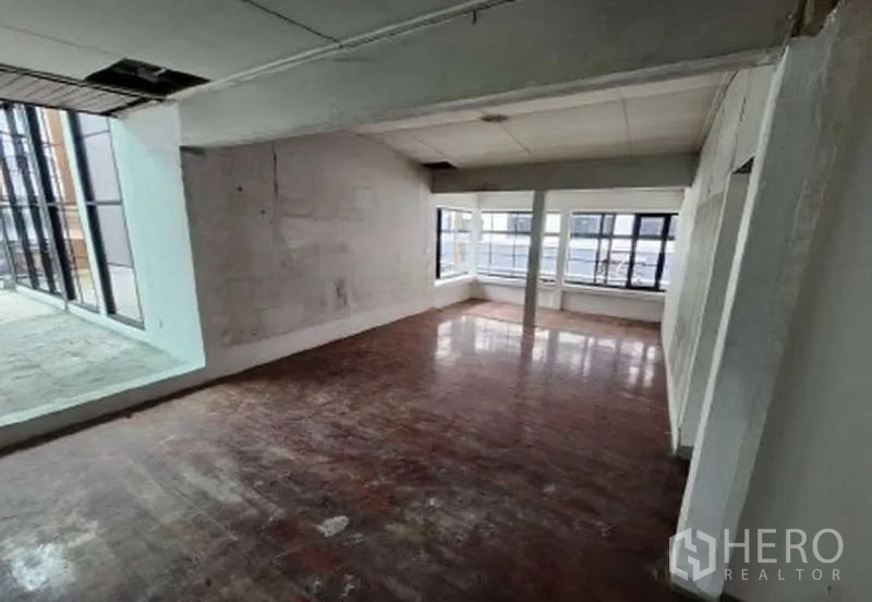 พื้นที่ขายปลีก ให้เช่าในWatthana, Bangkok - ห้องโถงโล่งพื้นไม้ขัดเงาพร้อมหน้าต่างมุมกว้าง