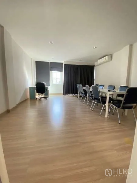 带办公室的家 出租或出售 - 大面积多功能房，布置为会议室，设有长桌与椅子。
