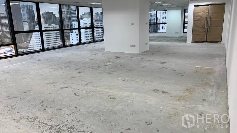 สำนักงาน ให้เช่าในRatchathewi, Bangkok - พื้นที่สำนักงานเปล่า พื้นคอนกรีต พร้อมกระจกมองวิวเมือง