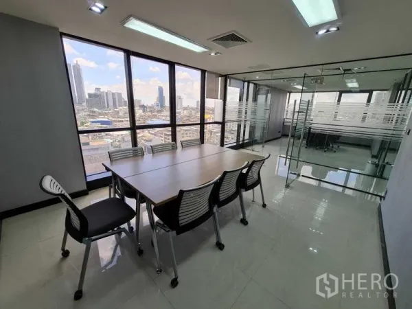 办公空间 出租 - 董事会议室，长桌与玻璃隔断，享有宽阔城市景观。