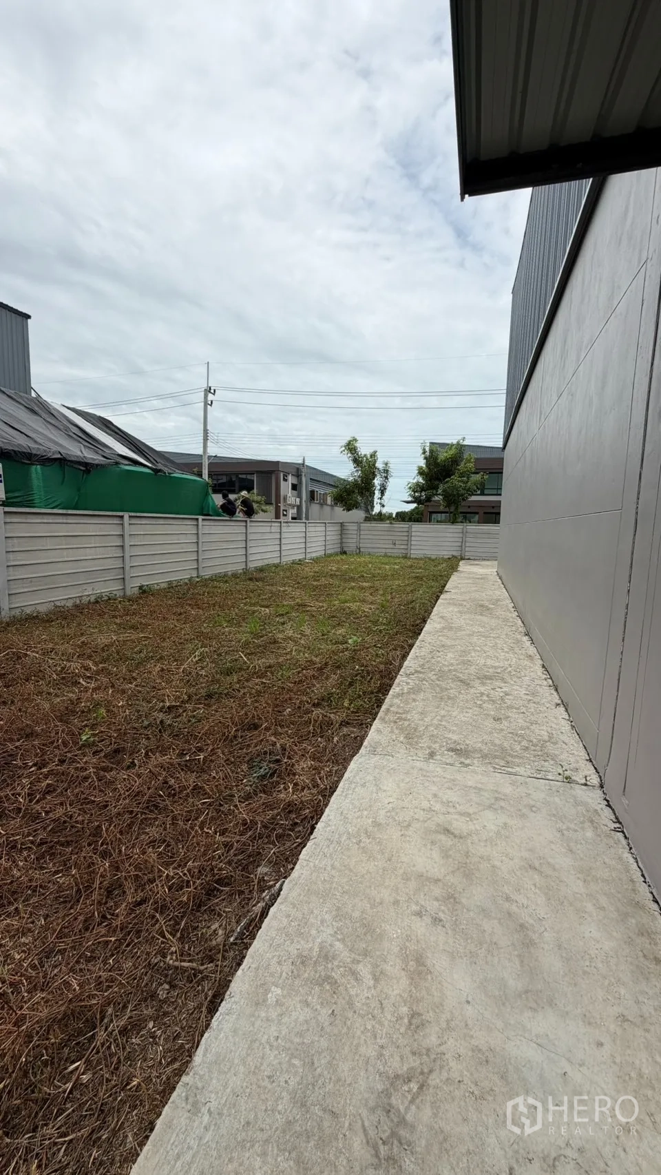 โรงงาน for sale in Bang Len, Nakhon Pathom - ลานด้านข้างมีทางเดินคอนกรีตข้างผนังโรงงาน
