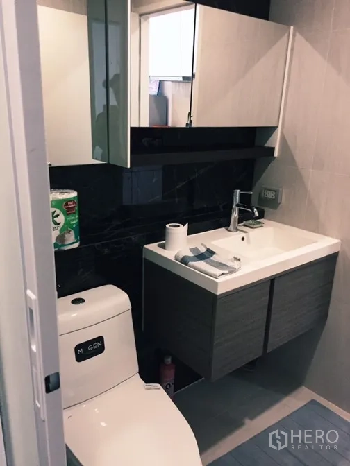 Condominium for rent or sale in Watthana, Bangkok - Contemporary bathroom with vanity, mirror cabinets and toilet.