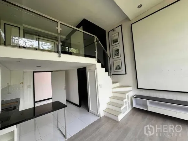 带办公室的家 出租在Bang Na, Bangkok - 带玻璃护栏的夹层与楼梯，内置电视柜，现代风格。