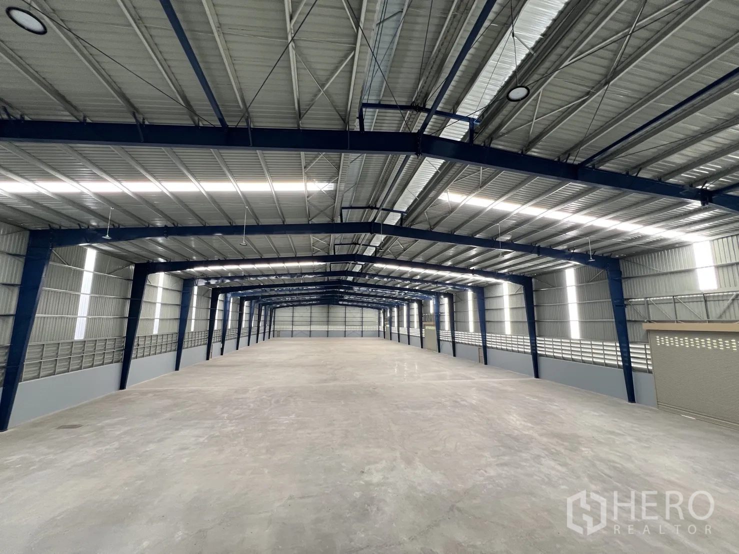 คลังสินค้า ให้เช่าในMueang Samut Prakan, Samut Prakan - มุมมองตามแนวยาวของโกดัง แสดงโครงสร้างช่วงกว้างและสกายไลท์