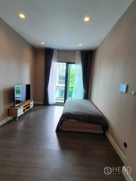 独立式住宅 出租在Khlong Luang, Pathum Thani - 狭长卧室，单人床，直通阳台，天花嵌灯。