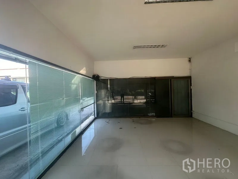 Warehouse for rent in Saphan Sung, Bangkok - Bright office or showroom with large glass window, blinds and glossy tiled floor.