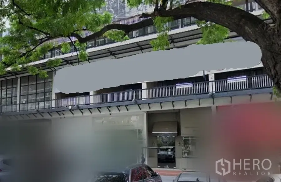 พื้นที่ขายปลีก ให้เช่าในKhlong Toei, Bangkok - ด้านหน้าพื้นที่ค้าปลีกติดถนนในคลองเตย กรุงเทพฯ กระจกบานใหญ่ ทางเดินมีหลังคา และร่มไม้