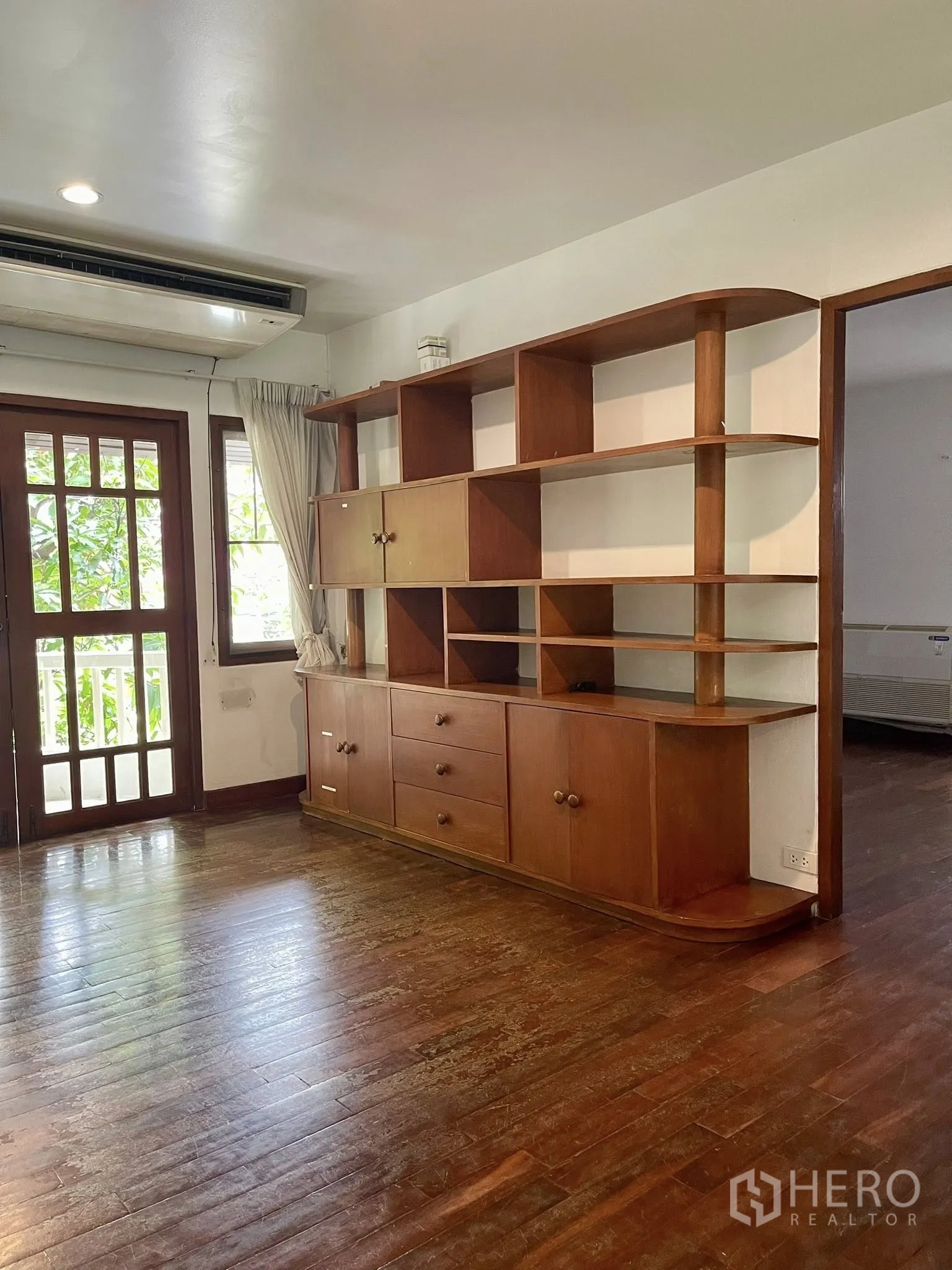 บ้านเดี่ยว for rent in Pathum Wan, Bangkok - ห้องพร้อมชั้นไม้บิวท์อินและประตูออกระเบียงเล็ก
