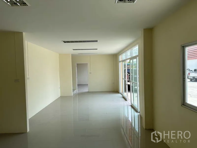โรงงาน ขายในMueang Samut Prakan, Samut Prakan - ออฟฟิศชั้นล่างสว่าง ผนังกระจกบานเลื่อน พื้นกระเบื้องเงา