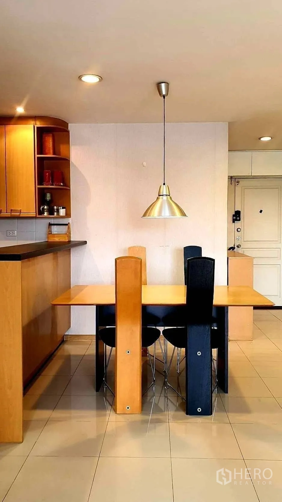 Condominium for rent in Khlong Toei, Bangkok - Dining area viewed from entrance beside the kitchen counter and pendant light.