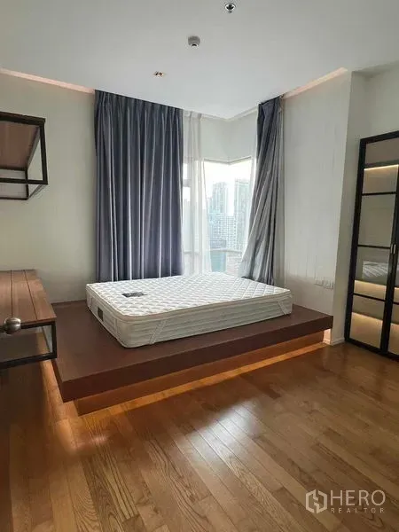 คอนโด ให้เช่าในWatthana, Bangkok - ห้องนอนมุมบนแท่นยก พื้นไม้ หน้าต่างบานใหญ่และตู้บิลท์อิน