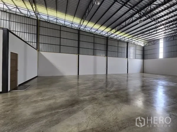 คลังสินค้า ให้เช่าในKhlong Sam Wa, Bangkok - ฮอลล์โกดังเพดานสูง ผนังเมทัลชีทพร้อมช่องแสงธรรมชาติ