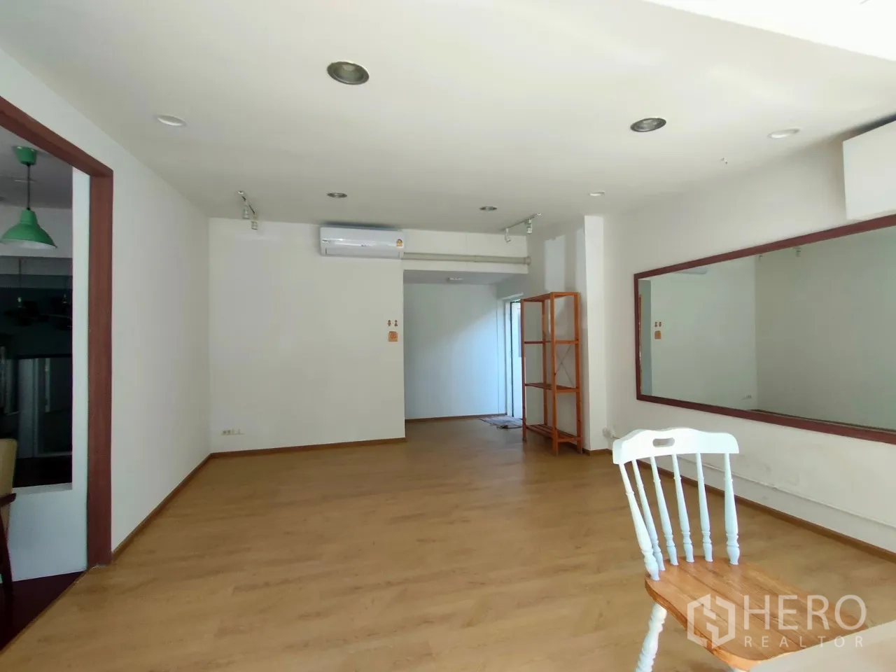 零售空间 出租在Khlong Toei, Bangkok - 宽敞房间，木地板、大型墙面镜与空调。