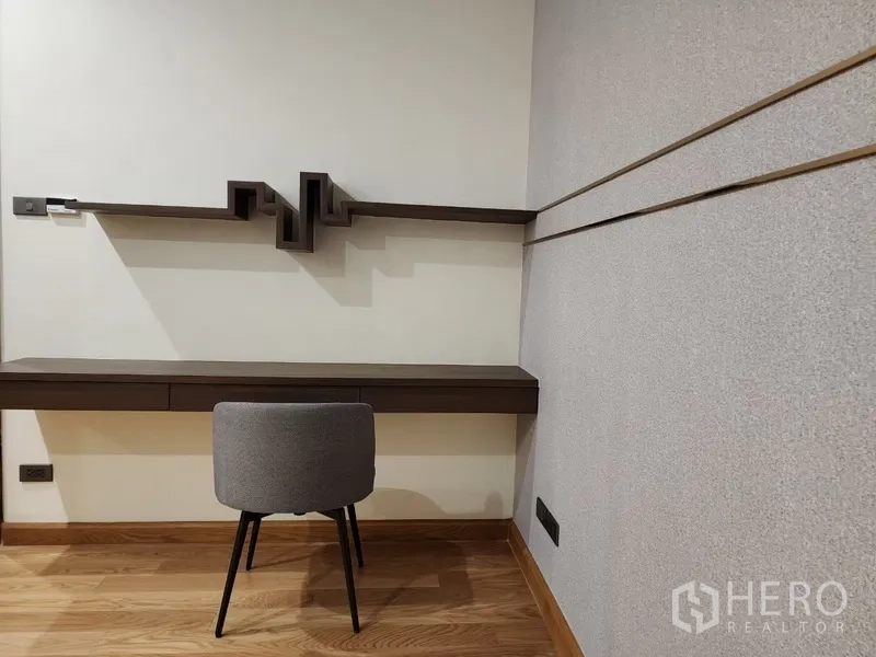 公寓 出租在Khlong Toei, Bangkok - 紧凑工作位，悬浮书桌与几何层架