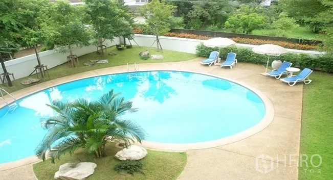 อพาร์ทเมนท์ ให้เช่าในKhlong Toei, Bangkok - มุมสูงของสระว่ายน้ำทรงกลม รายล้อมด้วยต้นไม้ เตียงอาบแดด และสวนจัดแต่ง