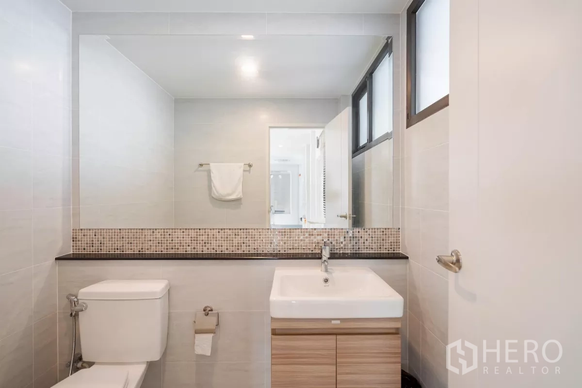 บ้าน ขายในSaphan Sung, Bangkok - ห้องน้ำตกแต่งโมเสกขอบยาวพร้อมอ่างล้างหน้าและโถสุขภัณฑ์