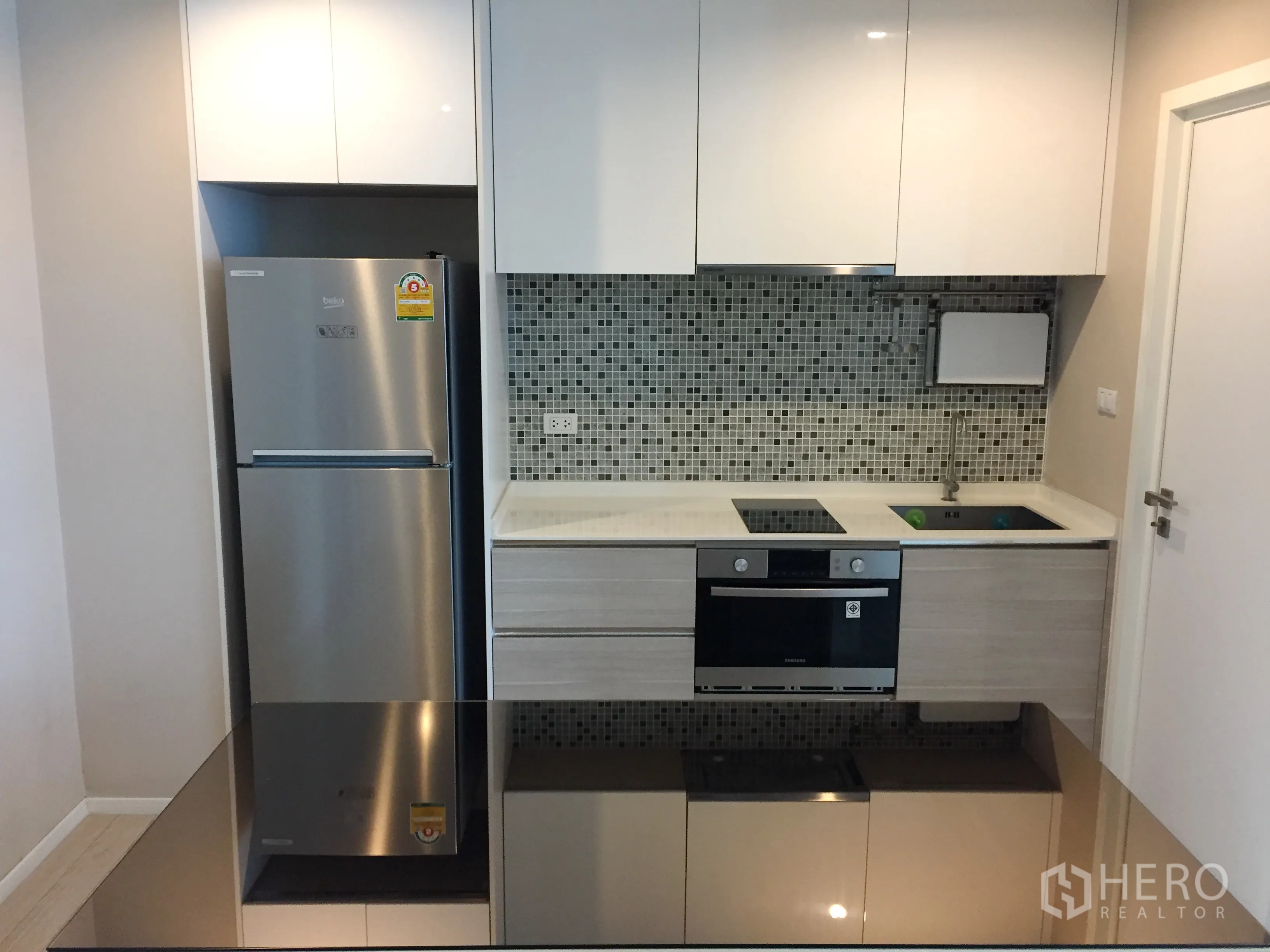 คอนโด ให้เช่าในWatthana, Bangkok - ครัวบิวท์อิน กระเบื้องโมเสค เตาไฟฟ้า เตาอบ และตู้เย็นสแตนเลส