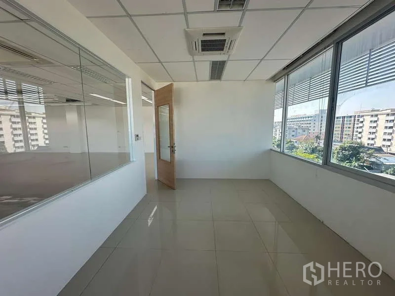 สำนักงาน ให้เช่าในPrawet, Bangkok - ห้องผู้บริหารมุมอาคาร กั้นกระจก มองเห็นสกายไลน์