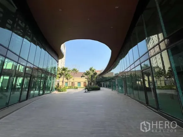 零售空间 出租在Watthana, Bangkok - 两侧玻璃商铺之间的开放步行廊道，木质天篷下