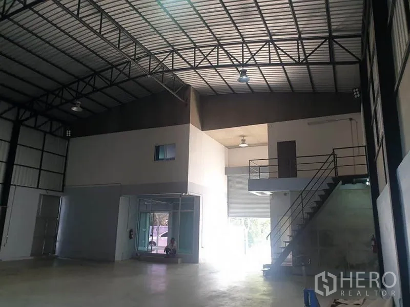 Warehouse for rent in Bang Kapi, Bangkok - Warehouse featuring mezzanine office with glass frontage, staircase and large loading shutter.