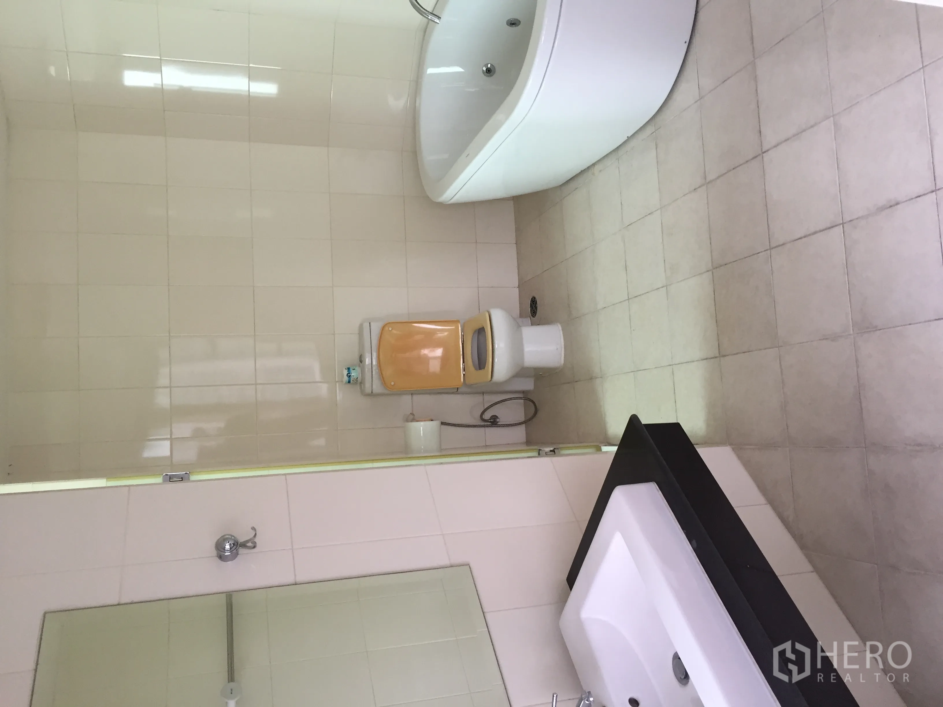 คอนโด ให้เช่าหรือขายในWatthana, Bangkok - ห้องน้ำขนาดใหญ่ ปูกระเบื้อง พร้อมอ่างอาบน้ำ โถสุขภัณฑ์ และอ่างล้างหน้าเคาน์เตอร์